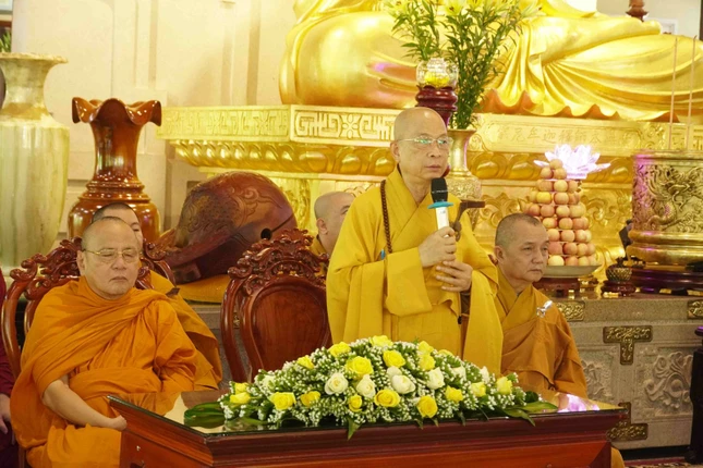 Thượng tọa Thích Huệ Khai có lời thăm hỏi, sách tấn hành giả