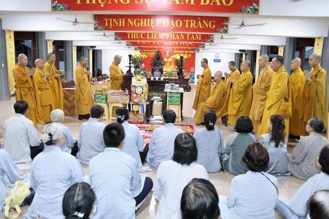 Đoàn tác bạch cúng dường tại trường hạ thiền viện Quảng Đức, TP.HCM