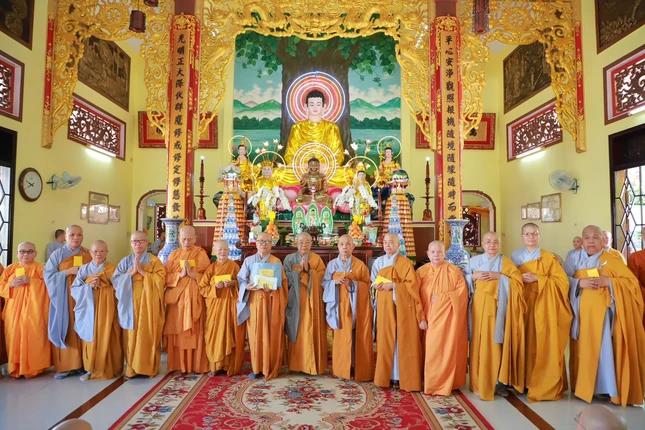 Cúng dường trường hạ Bình Quang Ni tự Cúng dường trường hạ Bình Quang Ni tự