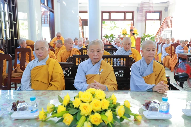 Ban Chức sự và hành giả chùa Diệu Nghiêm Ban Chức sự và hành giả chùa Diệu Nghiêm