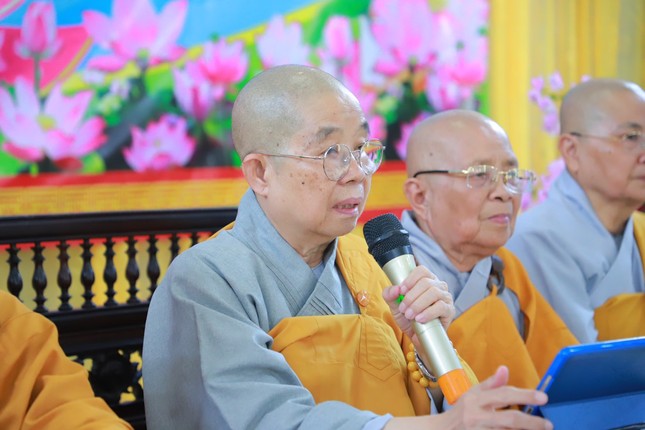 Ni trưởng Thích nữ Nhật Khương sách tấn hành giả tại chùa Diệu Nghiêm