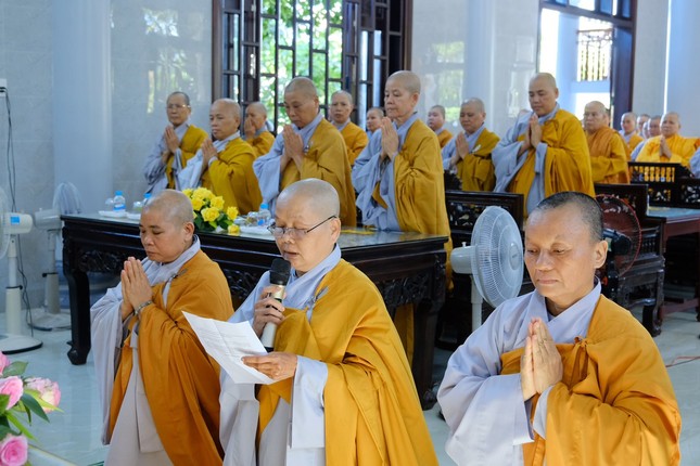 Đại diện hành giả chùa Diệu Nghiêm báo cáo sơ nét về hoạt động tu học của trường hạ