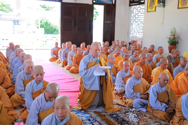 Đại diện hành giả chùa Diệu Quang, tỉnh Khánh Hòa báo cáo về hoạt động tu học