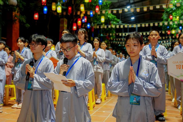 Bạn Nguyễn Minh Đức đại diện 527 tu sinh dâng lời tác bạch và phát nguyện tinh tiến tu học