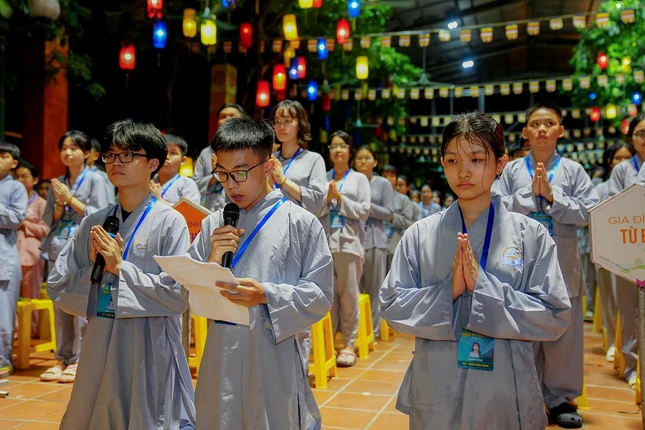 Bạn Nguyễn Minh Đức đại diện 527 tu sinh dâng lời tác bạch và phát nguyện tinh tiến tu học