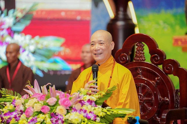 Hòa thượng Thích Bảo Nghiêm đạo từ đến hơn 500 em thanh thiếu niên Phật tử