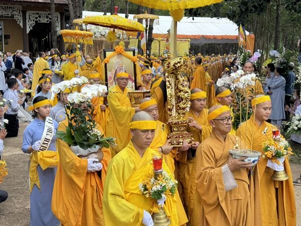 Cung thỉnh kim quan Hòa thượng nhập bảo tháp trong khuôn viên tu viện An Lạc