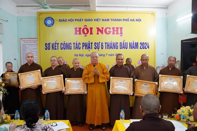 Trao Bằng công đức đến các đơn vị Trao Bằng công đức đến các đơn vị