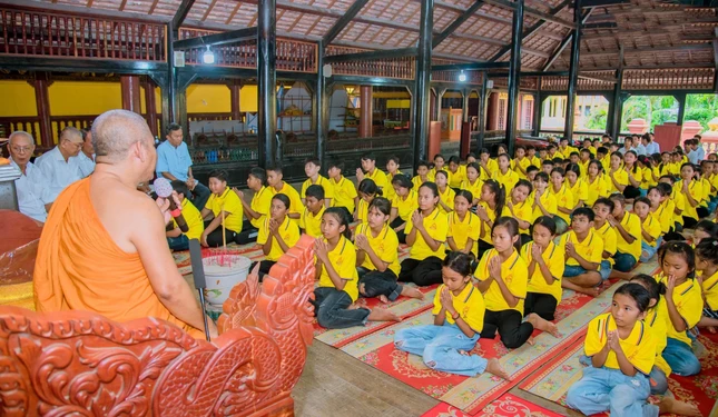 Hòa thượng Tăng Sa Vong sách tấn học sinh cố gắng học giỏi, chăm ngoan