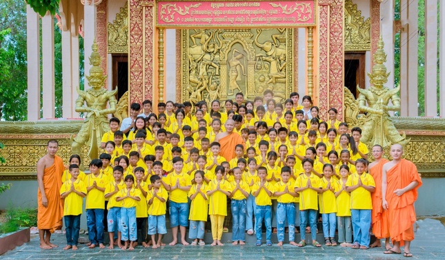 Chụp ảnh lưu niệm cùng các em học sinh Chụp ảnh lưu niệm cùng các em học sinh