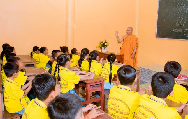 Hòa thượng Tăng Sa Vong giảng giải cho các em về tầm quan trọng của việc học Hòa thượng Tăng Sa Vong giảng giải cho các em về tầm quan trọng của việc học