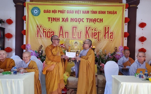 Đại diện đoàn cúng dường trường hạ