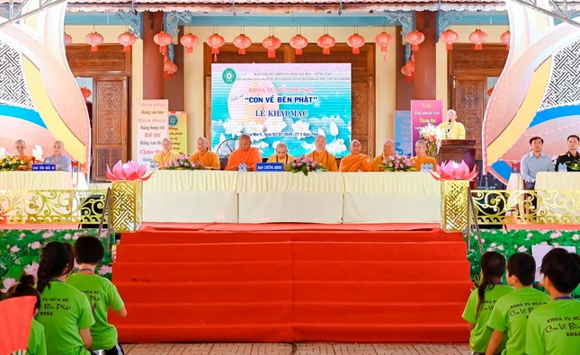 Chư tôn đức chứng minh, tham dự lễ khai mạc khóa tu Con về bên Phật