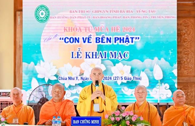 Thượng tọa Thích Nhuận Nghĩa đạo từ tại lễ khai mạc khóa tu