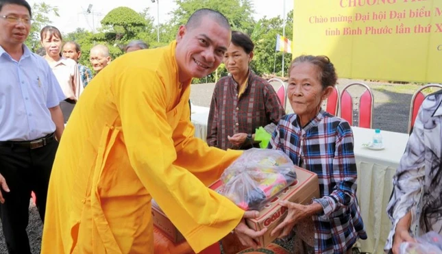Đại đức Thích Bửu Hòa trao quà đến hộ nghèo