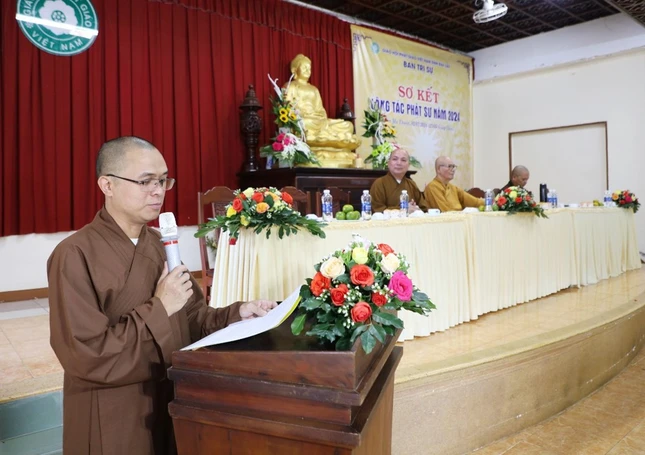 Đại đức Thích Minh Phương báo cáo hoạt động 6 tháng đầu năm 2024 của GHPGVN tỉnh