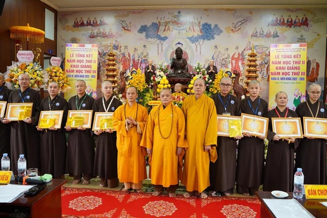 Tặng Giấy khen đến Tăng sinh đạt thành tích xuất sắc trong học tập Tặng Giấy khen đến Tăng sinh đạt thành tích xuất sắc trong học tập