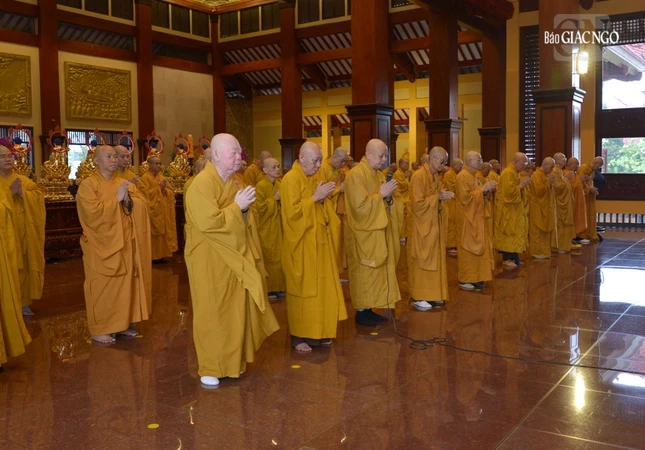 Hòa thượng Thích Lệ Trang, Trưởng ban Trị sự GHPGVN TP.HCM dẫn lễ Hòa thượng Thích Lệ Trang, Trưởng ban Trị sự GHPGVN TP.HCM dẫn lễ