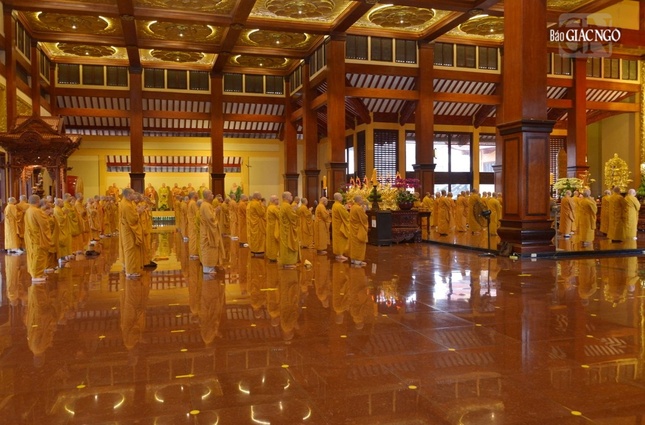 Chư Tăng vân tập định kỳ thính giới, cùng nhắc nhở nhau về giới pháp của hành giả xuất gia