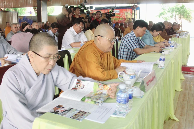 Đại diện lãnh đạo các cơ quan, chư Tăng Ni tham dự hội nghị