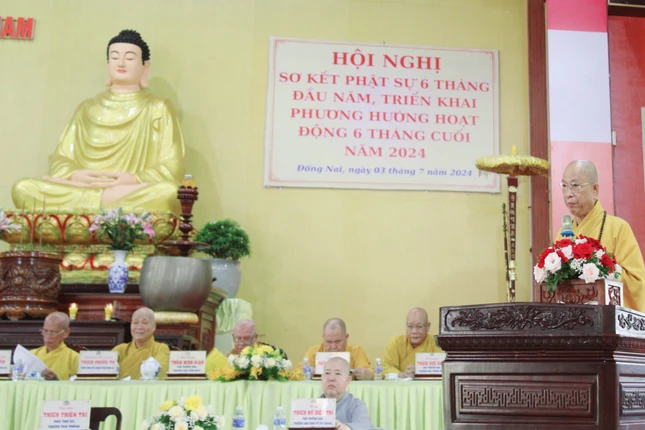 Thượng tọa Thích Huệ Khai phát biểu khai mạc hội nghị