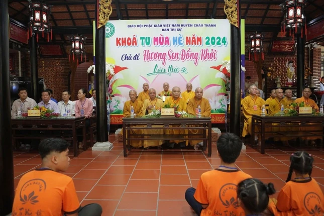 Chư tôn đức và đại diện lãnh đạo các cơ quan H.Châu Thành tham dự