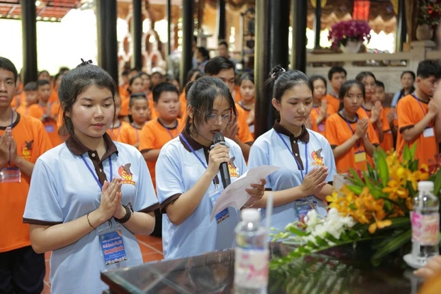 Đại diện tu sinh phát nguyện tham dự khóa tu