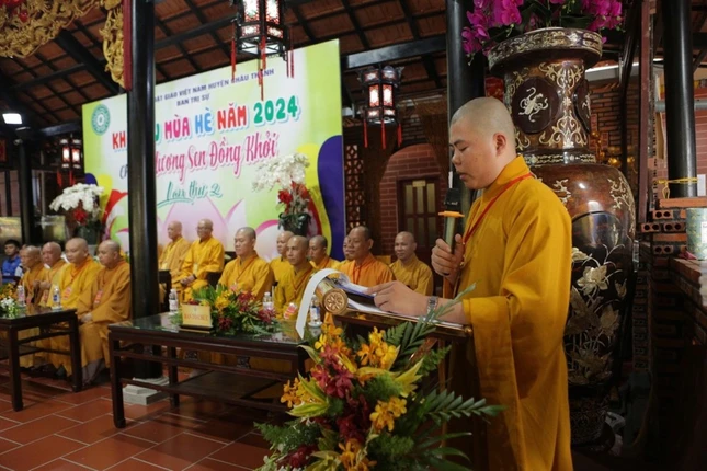 Đại đức Thích Giác Minh báo cáo về khóa tu mùa hè "Hương sen Đồng Khởi"