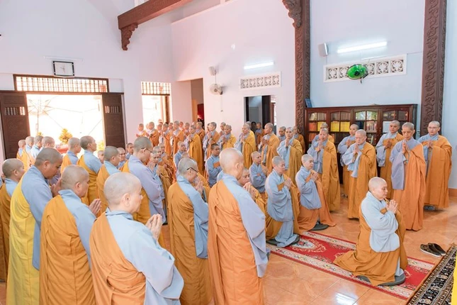 Chư Ni và môn đồ pháp quyến thành kính tưởng niệm cố Ni trưởng