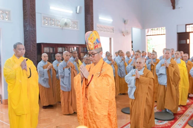 Đại đức Thích Nguyên Huấn và Ban Kinh sư cử hành nghi thức cúng ngọ tại chánh điện