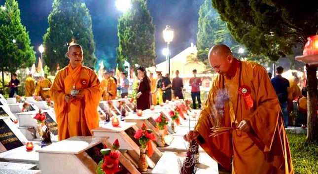 Chư tôn đức thắp hương trên phần mộ liệt sỹ Chư tôn đức thắp hương trên phần mộ liệt sỹ