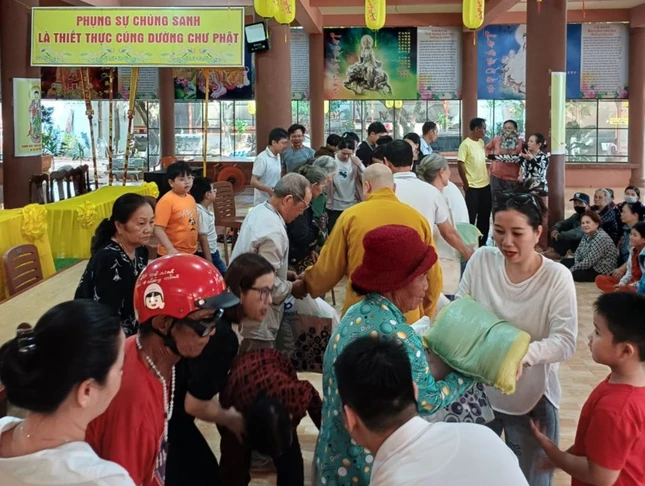 Đoàn trao quà đến những gia đình đồng bào dân tộc khó khăn tại H.Chư Sê