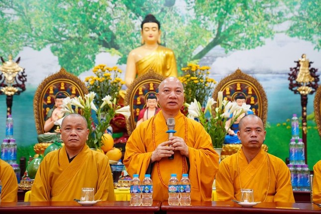 Thượng tọa Thích Chiếu Tuệ thăm hỏi, động viên chư hành giả an cư tại chùa Bầu