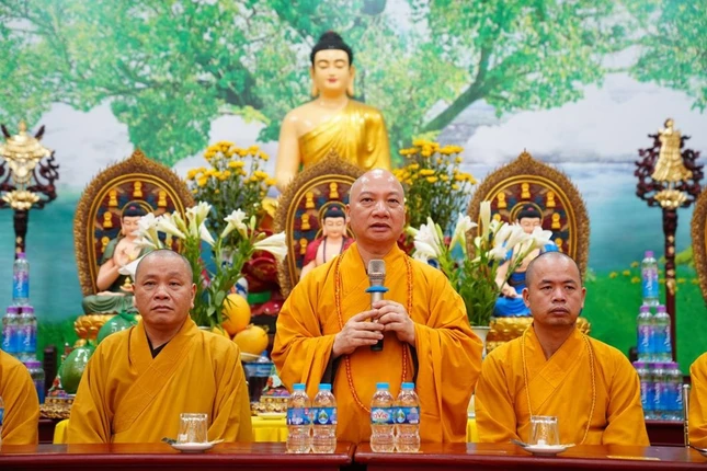 Thượng tọa Thích Chiếu Tuệ thăm hỏi, động viên chư hành giả an cư tại chùa Bầu