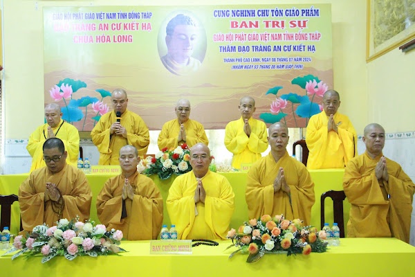 Chư tôn đức đoàn tại chùa Hòa Long