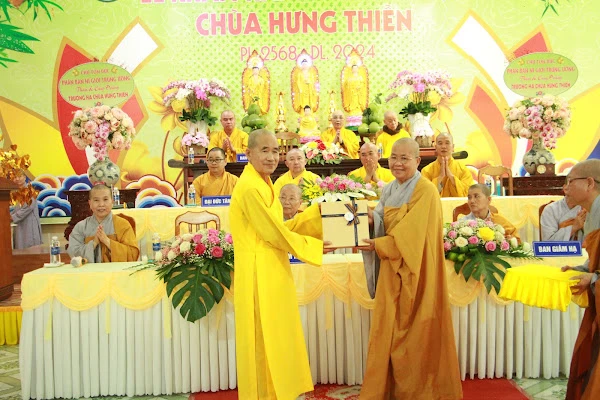 Đại diện đoàn trao cúng dường đến trường hạ chùa Hưng Thiền, H.Cao Lãnh