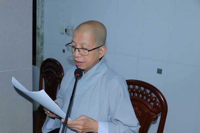 Ni sư Thích nữ Như Nguyệt trình bày báo cáo