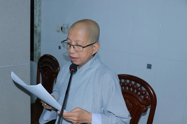 Ni sư Thích nữ Như Nguyệt trình bày báo cáo Ni sư Thích nữ Như Nguyệt trình bày báo cáo