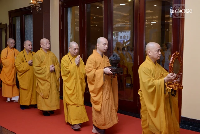 Cung đón chư tôn đức phái đoàn Ban Hoằng pháp T.Ư, Ban Kinh tế - Tài chính T.Ư quang lâm hội trường Việt Nam Quốc Tự