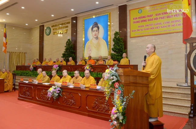 Đại đức Thích Lệ Ngôn giới thiệu thành viên phái đoàn