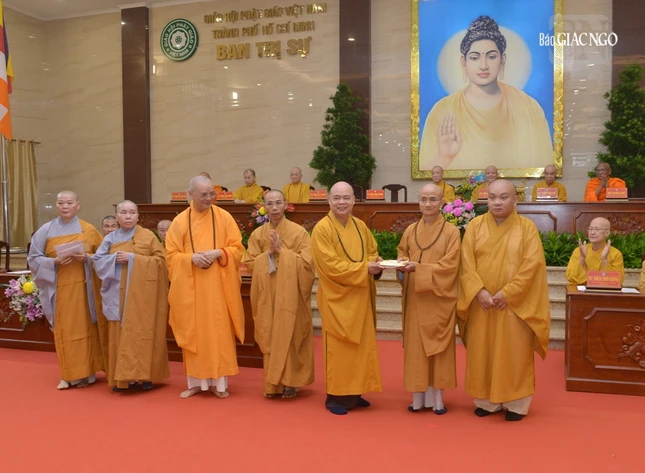 Chư tôn đức Ban Hoằng pháp T.Ư, Ban Kinh tế - Tài chính T.Ư trao cúng dường trường hạ
