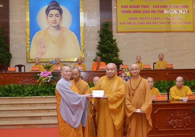 Ni sư Thích nữ Huệ Tuyến, Phó ban Kinh tế - Tài chính T.Ư trao cúng dường trường hạ TP.HCM Ni sư Thích nữ Huệ Tuyến, Phó ban Kinh tế - Tài chính T.Ư trao cúng dường trường hạ TP.HCM