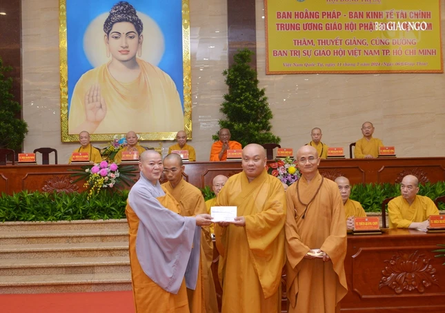 Ni sư Thích nữ Huệ Tuyến, Phó ban Kinh tế - Tài chính T.Ư trao cúng dường trường hạ TP.HCM