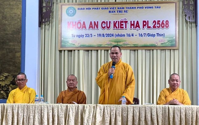 Thượng tọa Thích Thiện Thông chủ trì buổi sinh hoạt chuyên đề đến hành giả Tăng Ni TP.Vũng Tàu