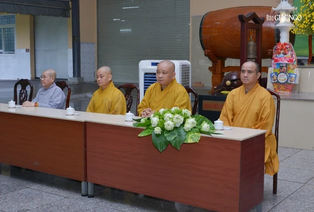 Chư tôn đức Ban Thường trực Ban Trị sự TP.HCM (đoàn 1) tại trường hạ Học viện Phật giáo VN tại TP.HCM