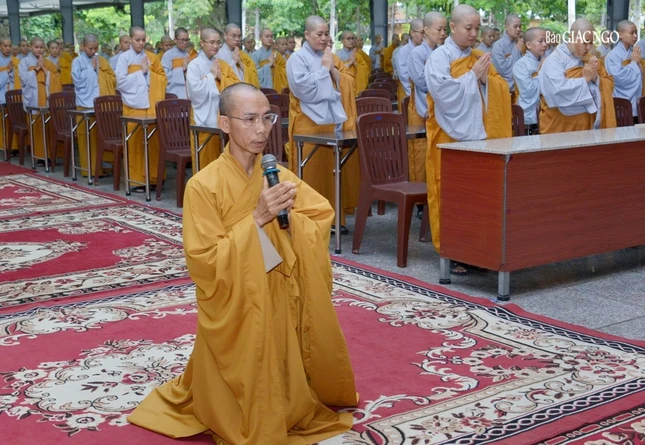 Thượng tọa Thích Phước Lượng báo cáo sinh hoạt tu học của hành giả Tăng Ni sinh học viện