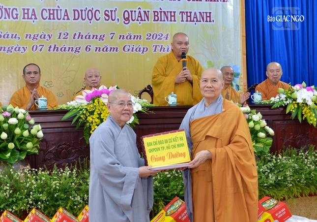 Ni trưởng Thích nữ Từ Nhẫn đại diện đoàn 1 trao cúng dường đến Ni trưởng Thích nữ Như Trí, Phó Thiền chủ trường hạ chùa Dược Sư