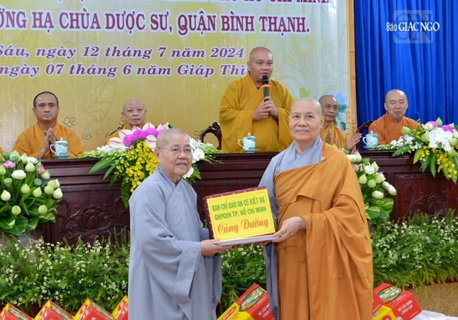 Ni trưởng Thích nữ Từ Nhẫn đại diện đoàn 1 trao cúng dường đến Ni trưởng Thích nữ Như Trí, Phó Thiền chủ trường hạ chùa Dược Sư