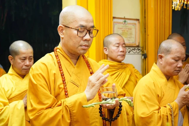 Thượng tọa Thích Quảng Lộc cử hành lễ sái tịnh nhập kim quan Trưởng lão Hòa thượng Thích Thiện Duyên Thượng tọa Thích Quảng Lộc cử hành lễ sái tịnh nhập kim quan Trưởng lão Hòa thượng Thích Thiện Duyên