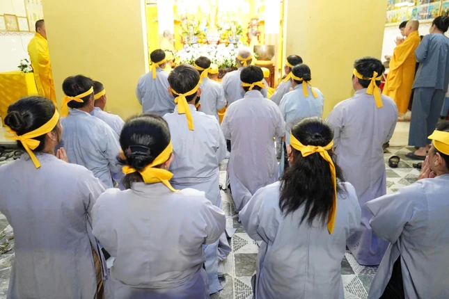 Phật tử chùa Bửu Hưng thọ tang Phật tử chùa Bửu Hưng thọ tang